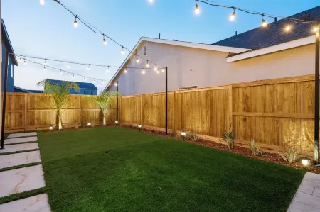 Bakersfield New NW Home – Fully Furnished & Ready. Upscale + Kitchen Amenities Отели рядом с Аэропорт Медоус Филд