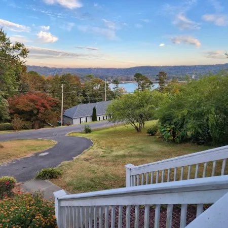11. Spacious Lakeview home, King bed, minutes to downtown, shopping, boat ramps
