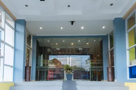 RedDoorz Plus @ Paal 2 Manado Отели в г. Tikala