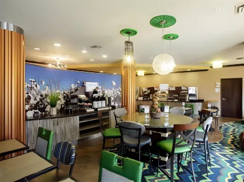 Holiday Inn Express & Suites PERRY-NATIONAL FAIRGROUND AREA by IHG