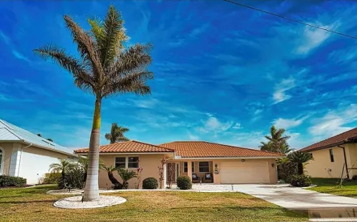 Welcome to our Dolphin Dream House. Enjoy the many passing boats and sea life.