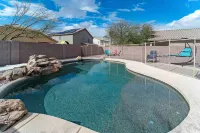 Free Pool Heat - Modern and Bright, Fire Pit