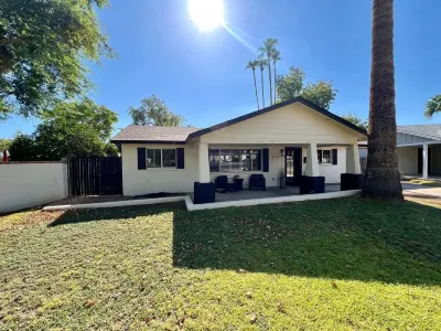 Arcadia oasis Heated Pool Hotels near Camelback Mountain