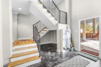 Elegant Escape: Pool-Gourmet-Kitchen-Elevator