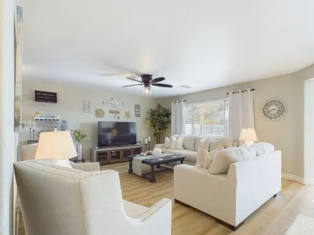 WOWZZZA! Newly Remodeled in FEB 2025, Heated Pool Home, 5 STARS ABOVE THE REST!! Отели рядом с достопримечательностью «Уисперинг Уинд»