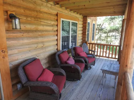 Charming 3-bedroom log home with detached game and activities space Отели рядом с достопримечательностью «Deep Creek Marina»