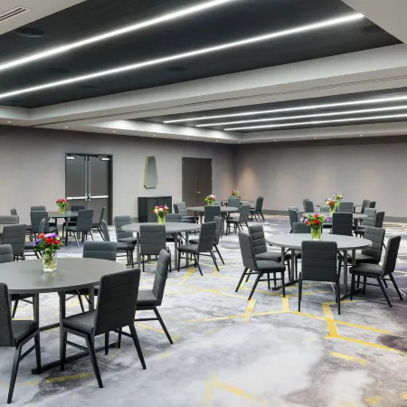 Tempo by Hilton Raleigh Downtown Отели рядом с достопримечательностью «Мемориальная колокольня»