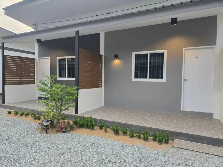 Wae Phak Stay Hostel@Khok Kloi Отели рядом с достопримечательностью «Samet Nangshe Viewpoint»