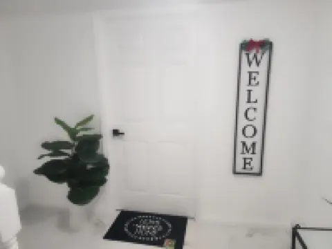 Take it easy at this unique and tranquil getaway. Free Wifi, Free street Parking