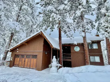 The Tahoe at Three Pines - 5 Min Walk to Lake!