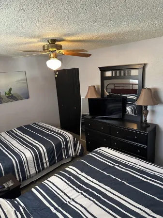 LAKEVIEW CONDO, only 3 steps into condo! Onsite parking and access to the lake.