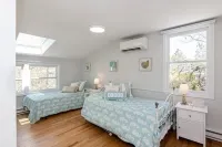 Cozy and modern beach house & separate living space; perfect for families! Các khách sạn gần Wiley Park Beach
