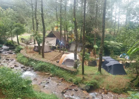 TATANGGI CAMP - 17 DEGREES CELCIUS Отели рядом с достопримечательностью «Kampung Rimba Camp»