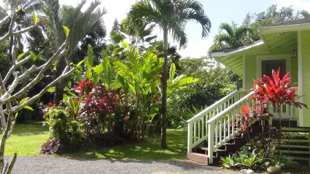 Pineapple Cottage B&B  Vacation Rental Haiku Maui, Lic#BBPH2015/0011 Отели рядом с достопримечательностью «Ahimsa Sanctuary Farm»