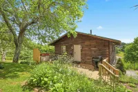 Hot tub; Fireplace; Dog Friendly! Minutes to Downtown Boone, Skiing and Tubing!