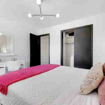 King Bed, Fenced Yard, Parking, TV’s in All Rooms! Near Parks Rooms