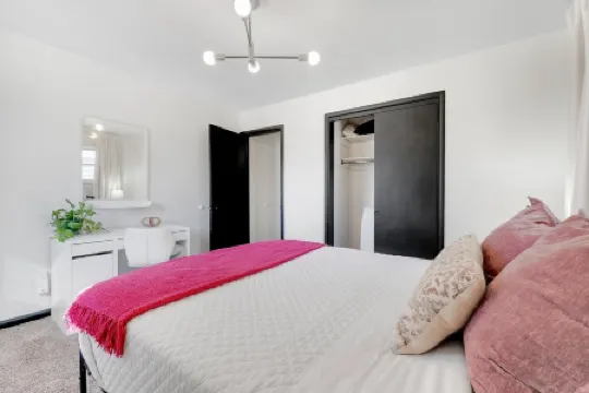 King Bed, Fenced Yard, Parking, TV’s in All Rooms! Near Parks