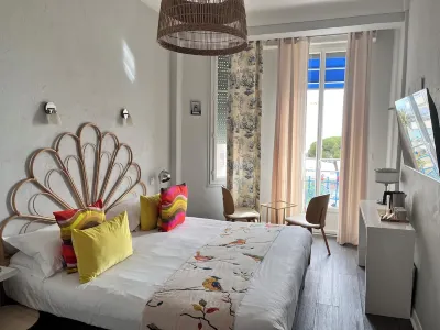 Hôtel Eden - la Baigneuse Hotel dekat Antibes-Juan les Pins Train Station