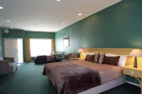Village Motel Hoteles cerca de Black Barn Vineyards