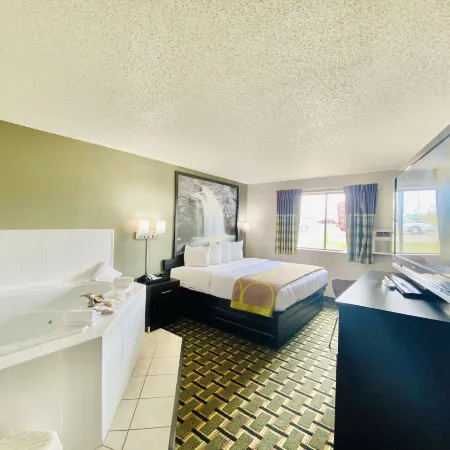 Super 8 by Wyndham Grand Rapids/Wyoming