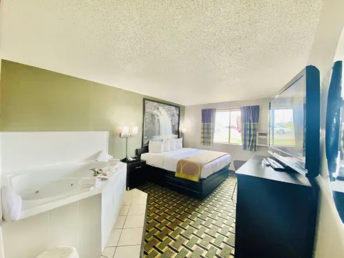 Super 8 by Wyndham Grand Rapids/Wyoming فنادق في Kentwood