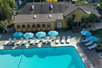 Surrey Resort - Pool