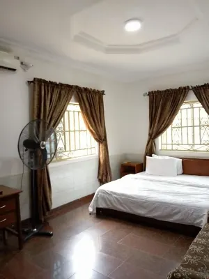 Sycamore Royals Hotel Jahi
