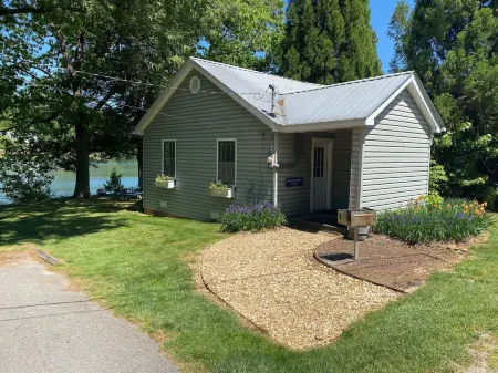 Boundary Waters Resort & Marina Отели в г. Хайавасси