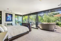 Exclusive Jacuzzi Suite - Ocean Views & Beach Hotels in Motueka