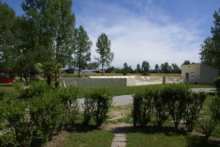 Les Gites de Montmartre Отели в г. Шалан