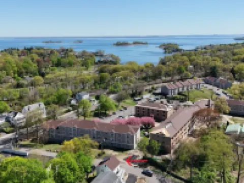 Tranquil Modern Upstairs Apt. Walk to Restaurants & Beach! Off-Street Parking, Hotels in Greenwich