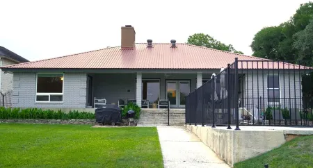 Elm Lodge - Lake House w/ Pool, Dock, 100' Lake Front, Large Yard w/ Great Views Отели рядом с достопримечательностью «Lake Lyndon B. Johnson»