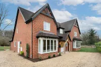 Hayward House Hot Tub Large Garden - from 1100 Per Night Hotels in Henley-on-Thames
