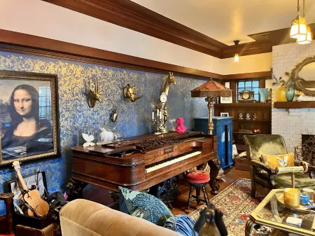 Harbinson House Отели рядом с достопримечательностью «McClatchy Library»