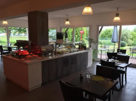 Brit Hotel Rouen Sud Val de Reuil Отели рядом с достопримечательностью «Museum of Louviers»