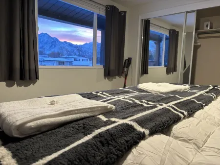 Cozy home near the mountains that allows you to enjoy all Utah has to offer! Отели рядом с достопримечательностью «Китайски ресторант "Китайски квартал"»