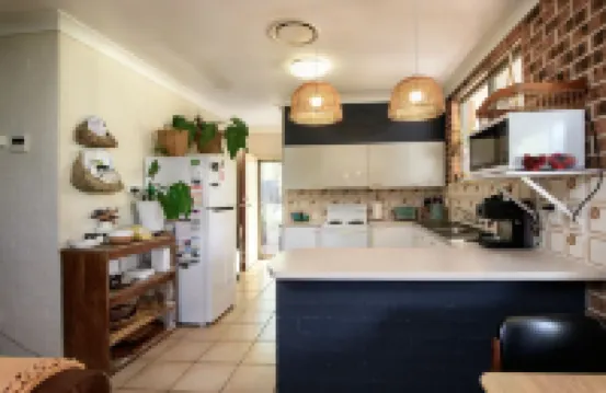 Salty Crew villa , Central spot , Pet friendly ,private garden oasis secure yard