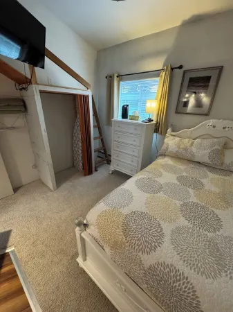 Minutes from Museum, Train Depot, Malls and Shopping and Both Hospitals. Отели рядом с достопримечательностью «Парк Ресольюшен»