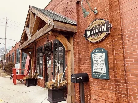 Charming getaway with panoramic lake views. 5 minutes from downtown Lake Geneva.