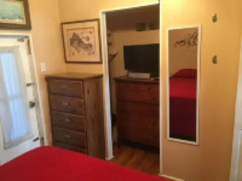 Cozy beach cottage. Short walk to the beach! Family friendly.