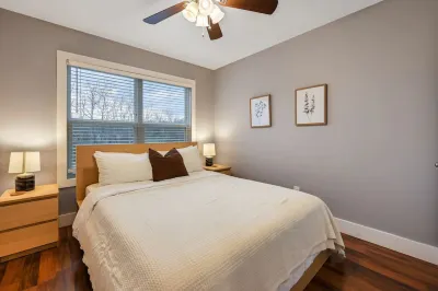 Spacious Living and Modern Amenities - Charming Contemporary Escape Hotels in Reems Creek