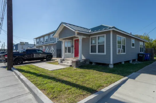 Cozy Oasis with Smart TV and Convenient Access - Charming Urban Retreat
