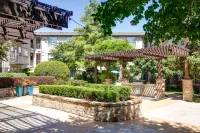 Infinity-Edge Pool, Game Lounge, and Lavish Gardens - Stylish Retreat