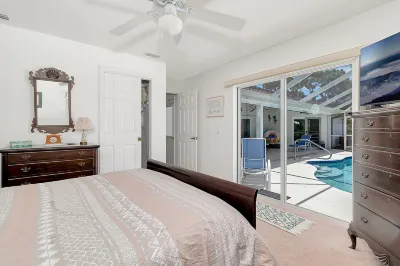 Private Pool and Spacious Living - Serene Modern Retreat 格羅夫城住宿飯店