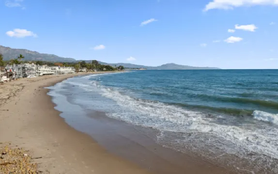 Ocean Views and Cozy Comfort - Stunning Beachfront Hideaway