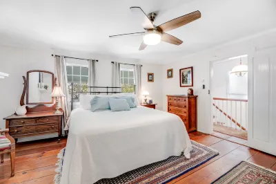 Downtown home 1 block from waterfront with patio, front porches, streaming