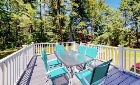 Spacious Backyard with Firepit and Luxurious Outdoor Shower - Modern Serenity Отели рядом с достопримечательностью «Футбридж Бич»