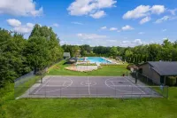 New! Pool/Hiking/Gym/Lake/Golf/karaoke/firepit
