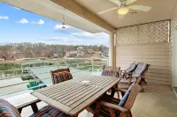 Serene waterfront condo with W/D, patio, & electric grill - boat slip on lake Hotels in Lake Ozark