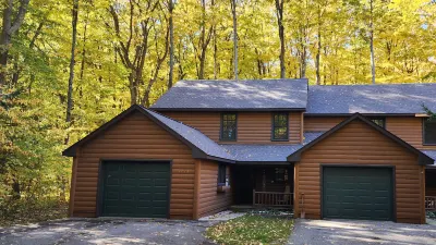 Woods Way Hideaway - minutes from Petoskey & Harbor Springs - close to beaches, skiing & more! Hotels near Coveyou Scenic Farm Market : Petoskey's Historic Organic Farm